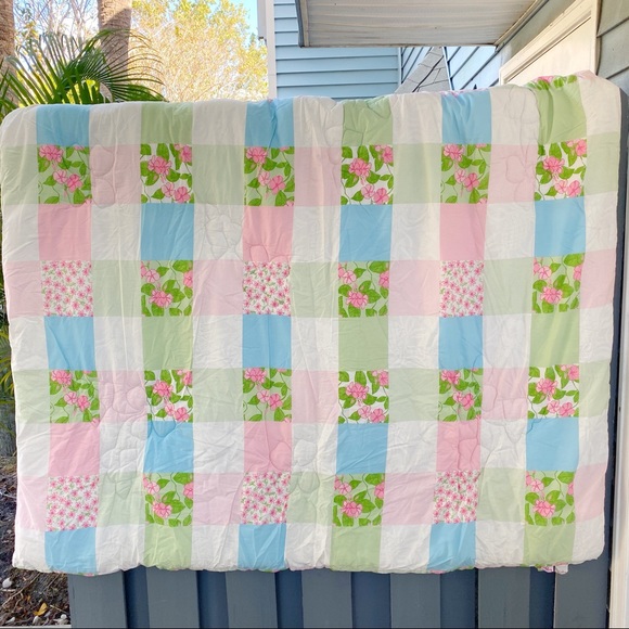 Lilly Pulitzer Other - Lilly Pulitzer twin size comforter reversible